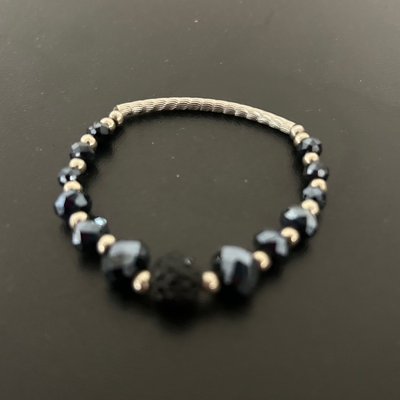 Black and silver beaded stretch bracelet - Picture 1 of 2